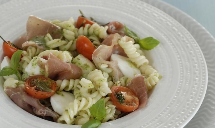 Салат с макаронами под соусом песто