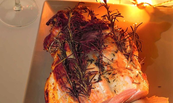 Свиной окорок с миндальным драже, кориандром и пюре из корня сельдерея