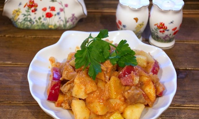 Гуляш из свинины с картофелем