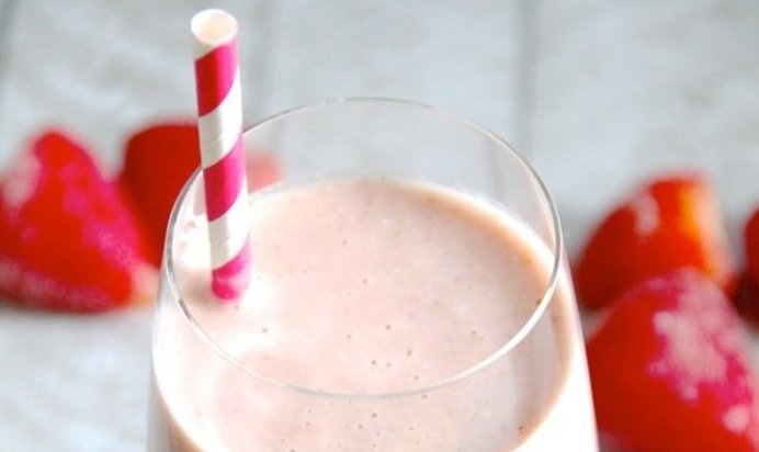 Бананово-клубничный смузи с овсяными хлопьями