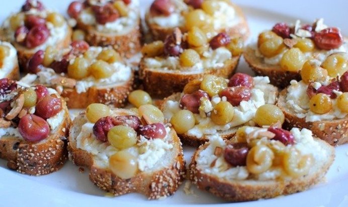 Брускетта с виноградом, розмарином и рикоттой