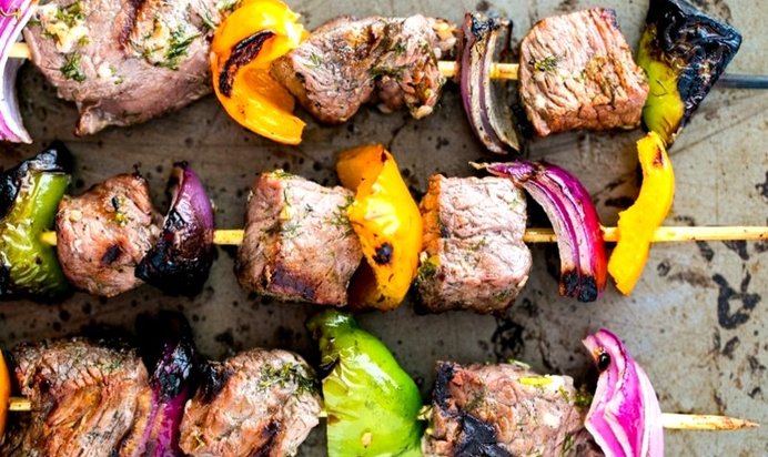 Шашлык из говядины с луком и перцем