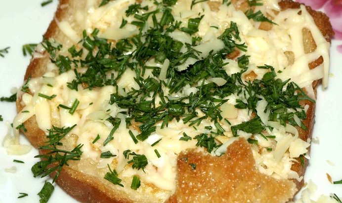 Тост с яйцом, сыром и зеленью