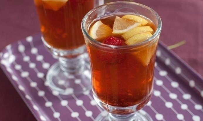 Имбирный чай с клубникой