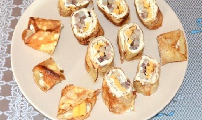 Роллы из блинов с селедкой и творожным сыром