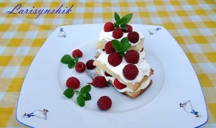 Слоеное пирожное с малиной