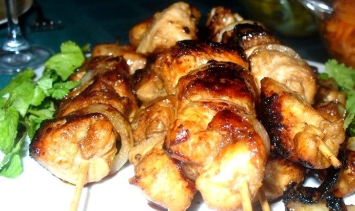 Куриные шашлычки на шпажках