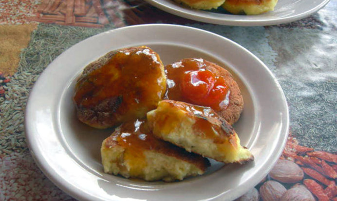 Кукурузные сырники с вяленой грушей