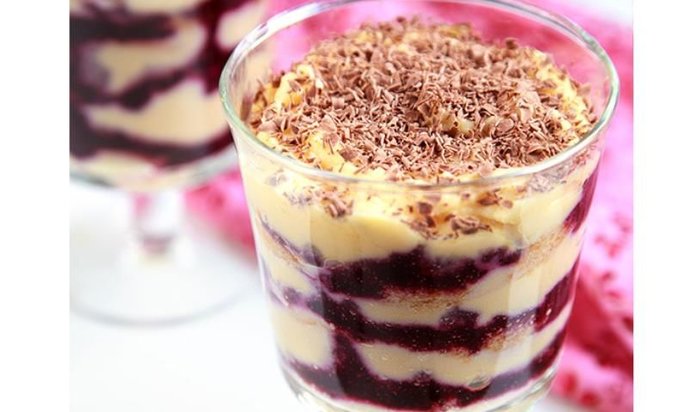 Тирамису с апельсиновым сиропом и черносмородиновым пюре