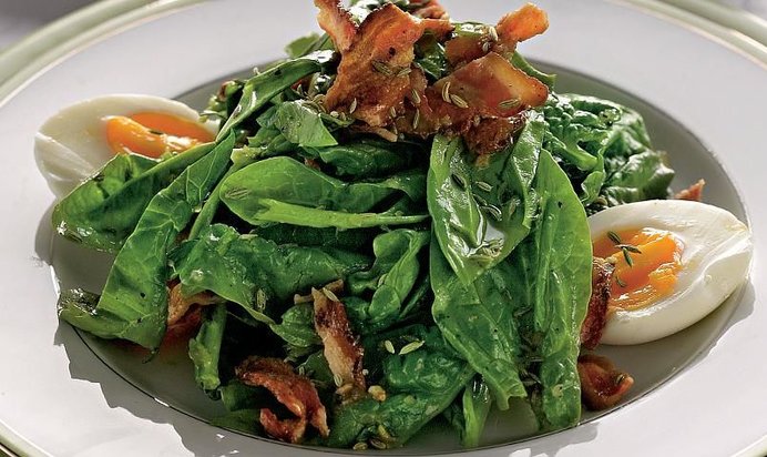 Cалат из шпината с чесночными тостами, беконом и сельдерейными семенами