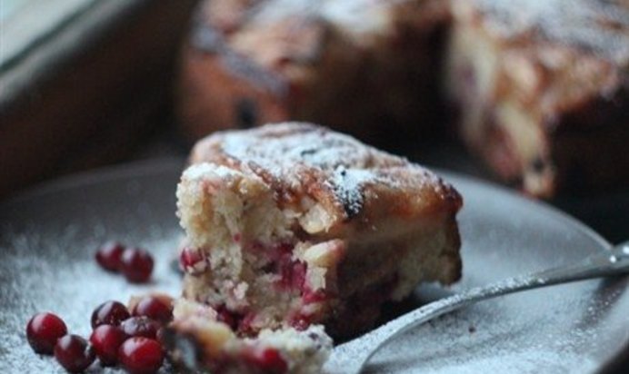 Шарлотка с клюквой и яблоками