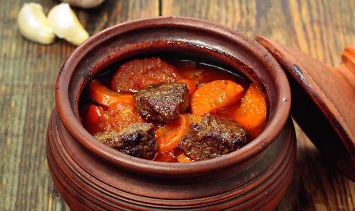 Гуляш в горшочках