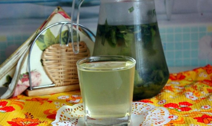 Витаминный напиток из листьев облепихи с медом и мятой