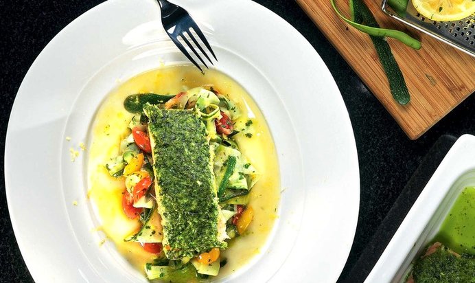 Лосось под корочкой из песто, с лапшой из цукини