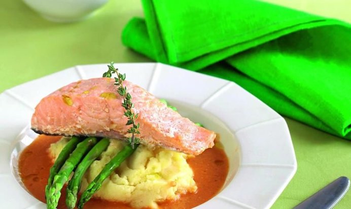 Лосось-пашот в томатном бульоне