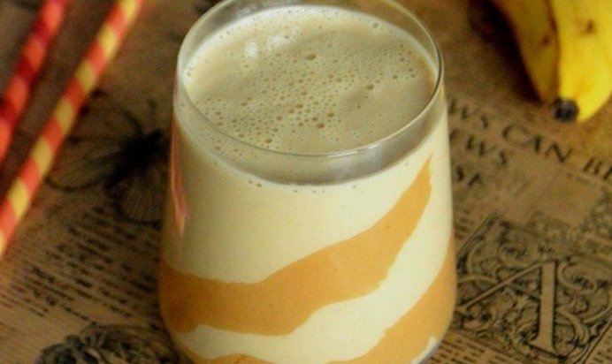 Банановый смузи с арахисовым маслом