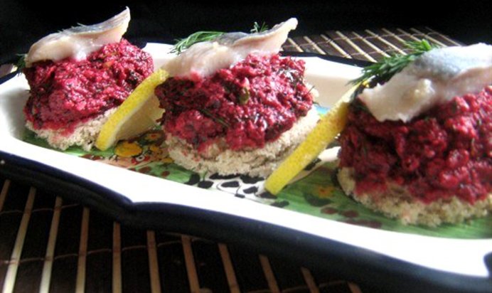Закуска с сельдью, свекольным песто и грецкими орехами