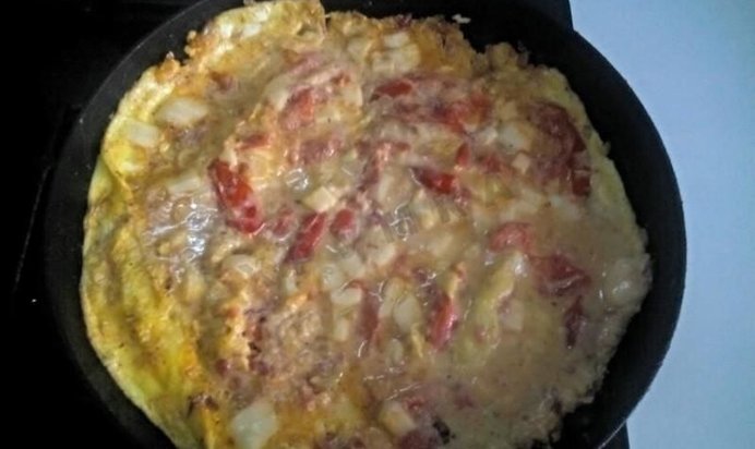 Омлет с помидорами и сельдереем