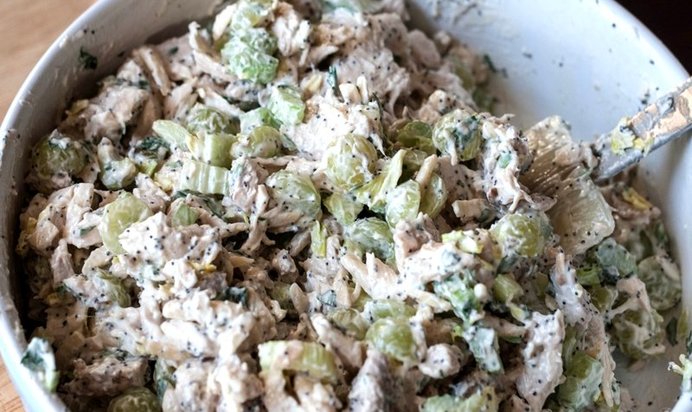 Салат с виноградом, курицей и сельдереем