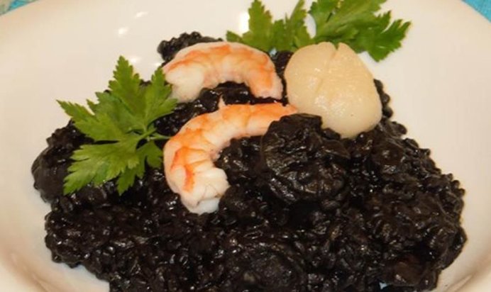 Ризотто с чернилами каракатицы, креветками и гребешками