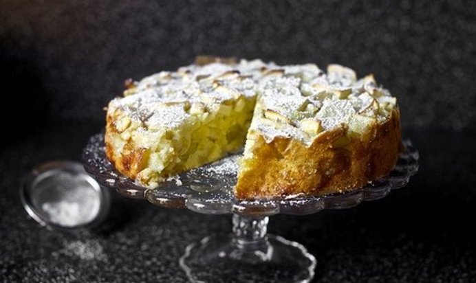 Пышная шарлотка с яблоками