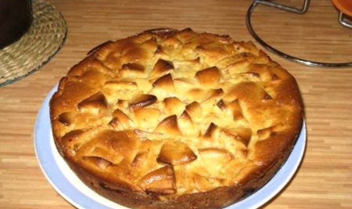 Шарлотка со сметаной и яблоками