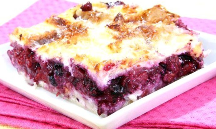 Хлебная шарлотка с черной смородиной