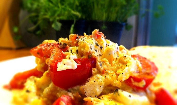 Яичница с помидорами и колбаской