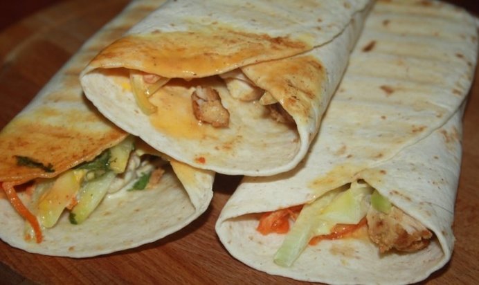 Тортильи с куриной грудкой-карри и овощами