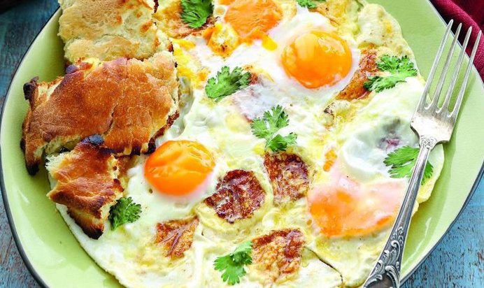 Яичница с жареным сулугуни