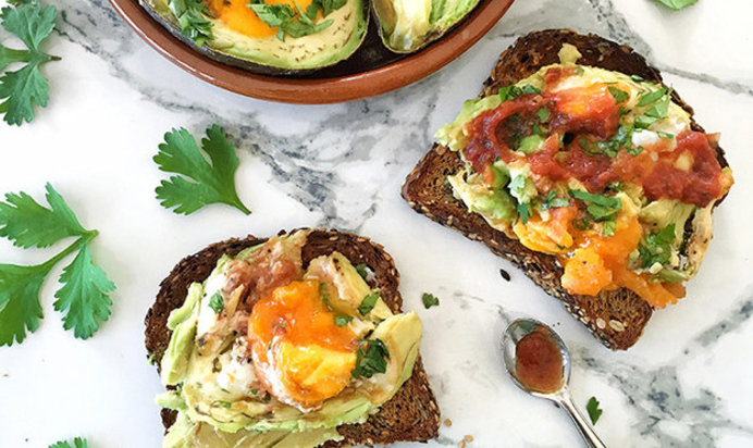 Тосты с яйцом и авокадо