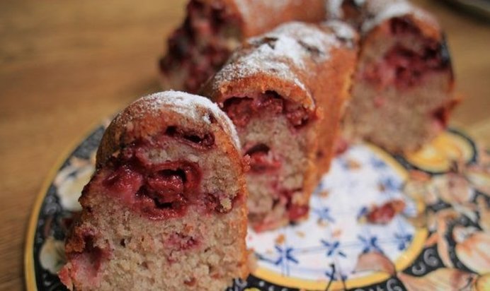 Миндальный пирог с вишней