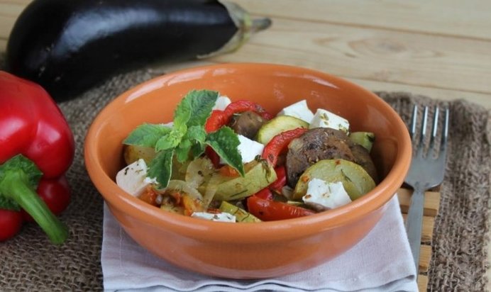 Тушеные овощи с брынзой