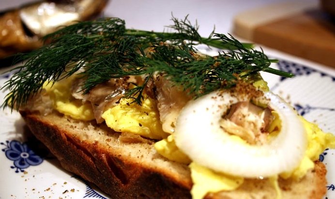 Яичница с селедкой