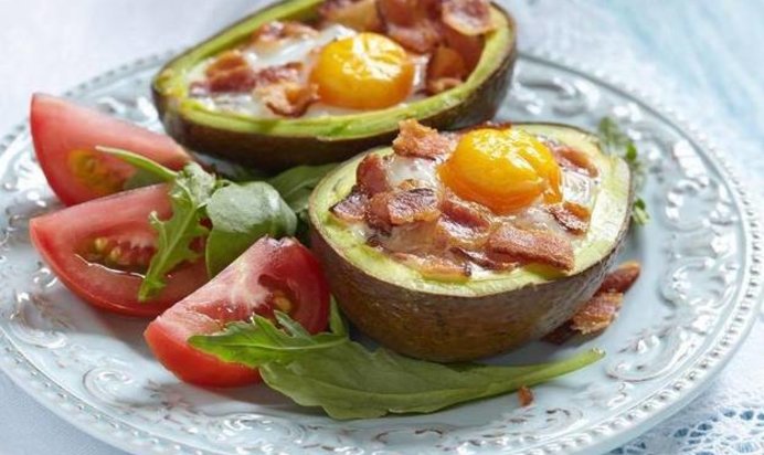 Яичница в авокадо