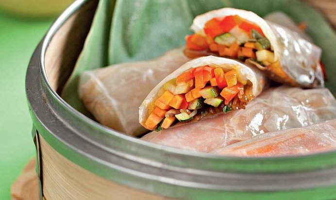 Паровые роллы с арахисовым соусом