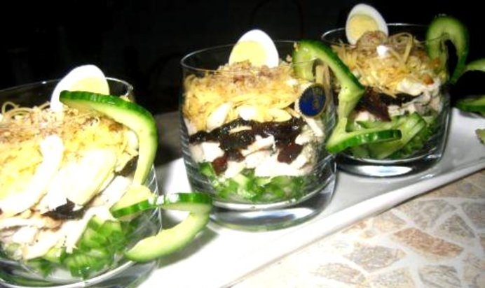 Салат-коктейль с курицей и черносливом