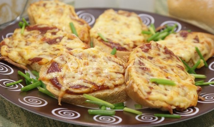 Тосты с томатным соусом и сыром