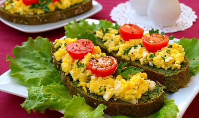 Зелёные бутерброды с омлетом и брынзой