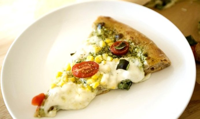 Пицца с соусом песто