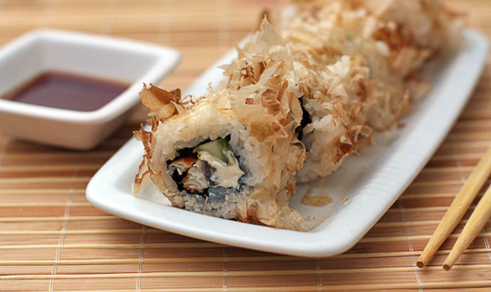 Ролл в стружке тунца