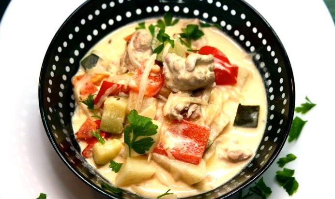 Гуляш в сметанном соусе