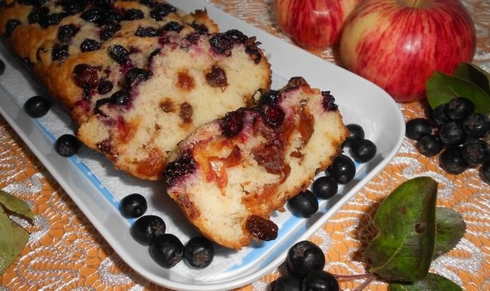 Шарлотка с изюмом, яблоками и черноплодной рябиной