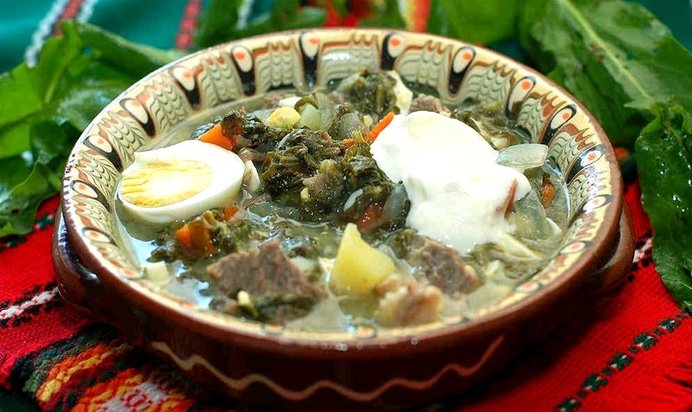 Зеленый борщ со щавелем и яйцом