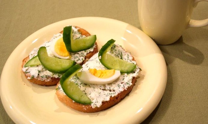 Румяные тосты с творожной начинкой и яйцом