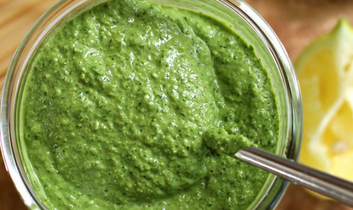 Песто из грецких орехов и капусты кале