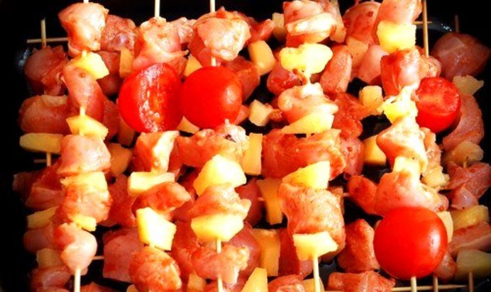 Говяжьи шашлыки по‑гавайски с ананасами, красным перцем и луком