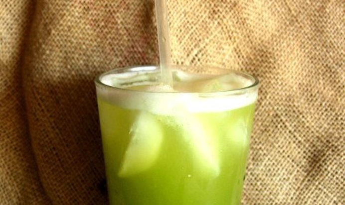 Свежевыжатый сок из яблока, сельдерея и мяты