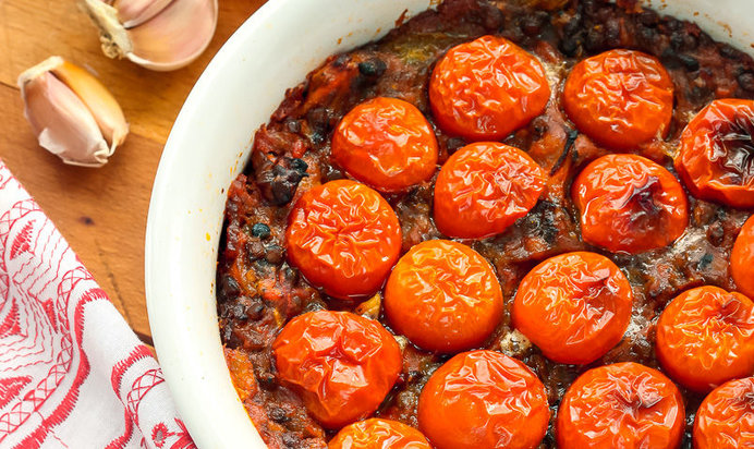 Запеканка из чечевицы с помидорами и беконом