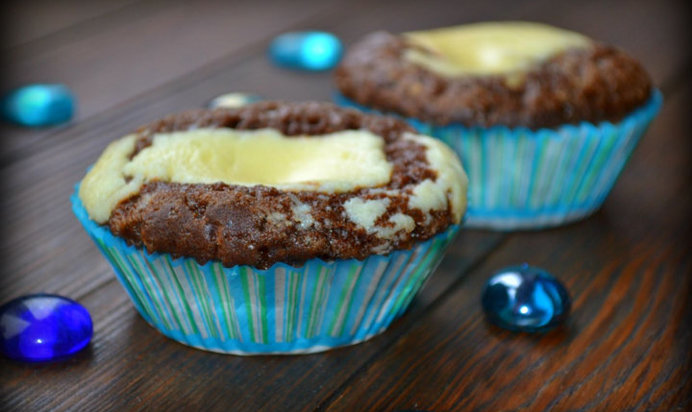 Шоколадные кексы с творожным кремом